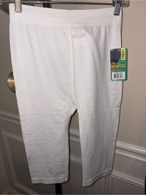 NWT 19" White Bermuda Bottoms